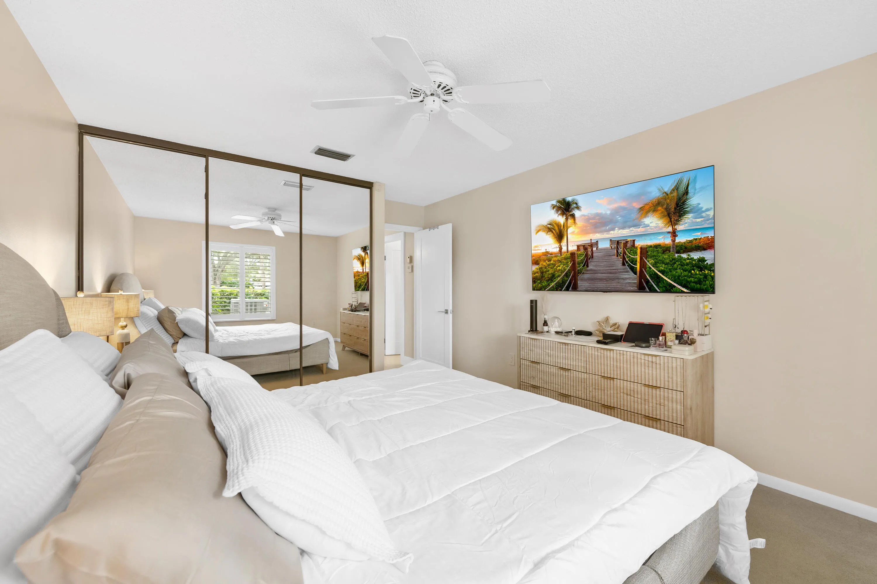 Recessed ceiling fan, mirrored closet doors, and light-toned wall finishes
