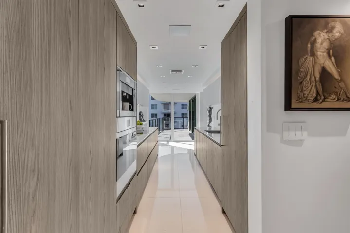 KITCHEN_STRAIGHT_LOOKING_OUT_EB