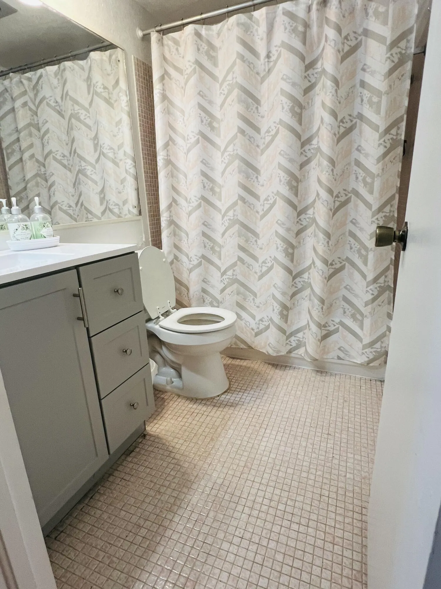 Spacious & Updated Bathroom