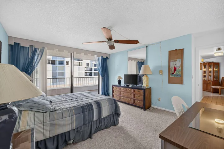 MASTER BEDROOM..............