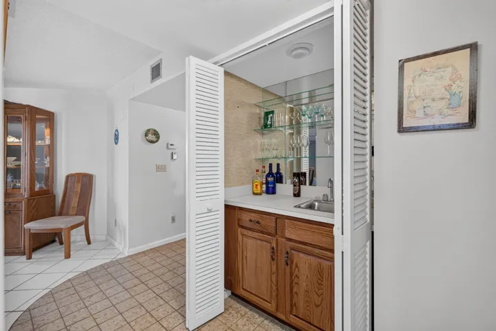 WET BAR AREA
