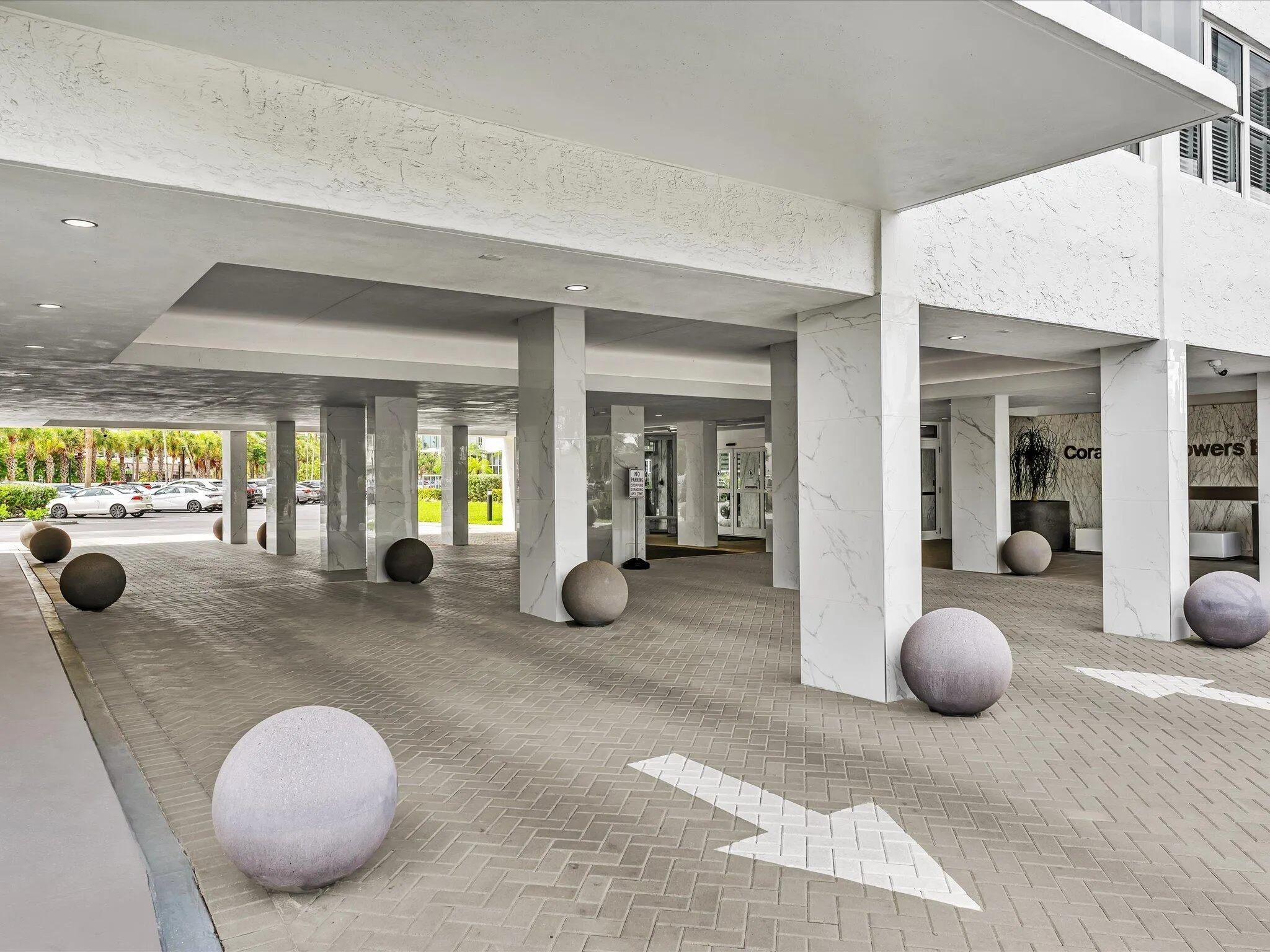 Porte cochere