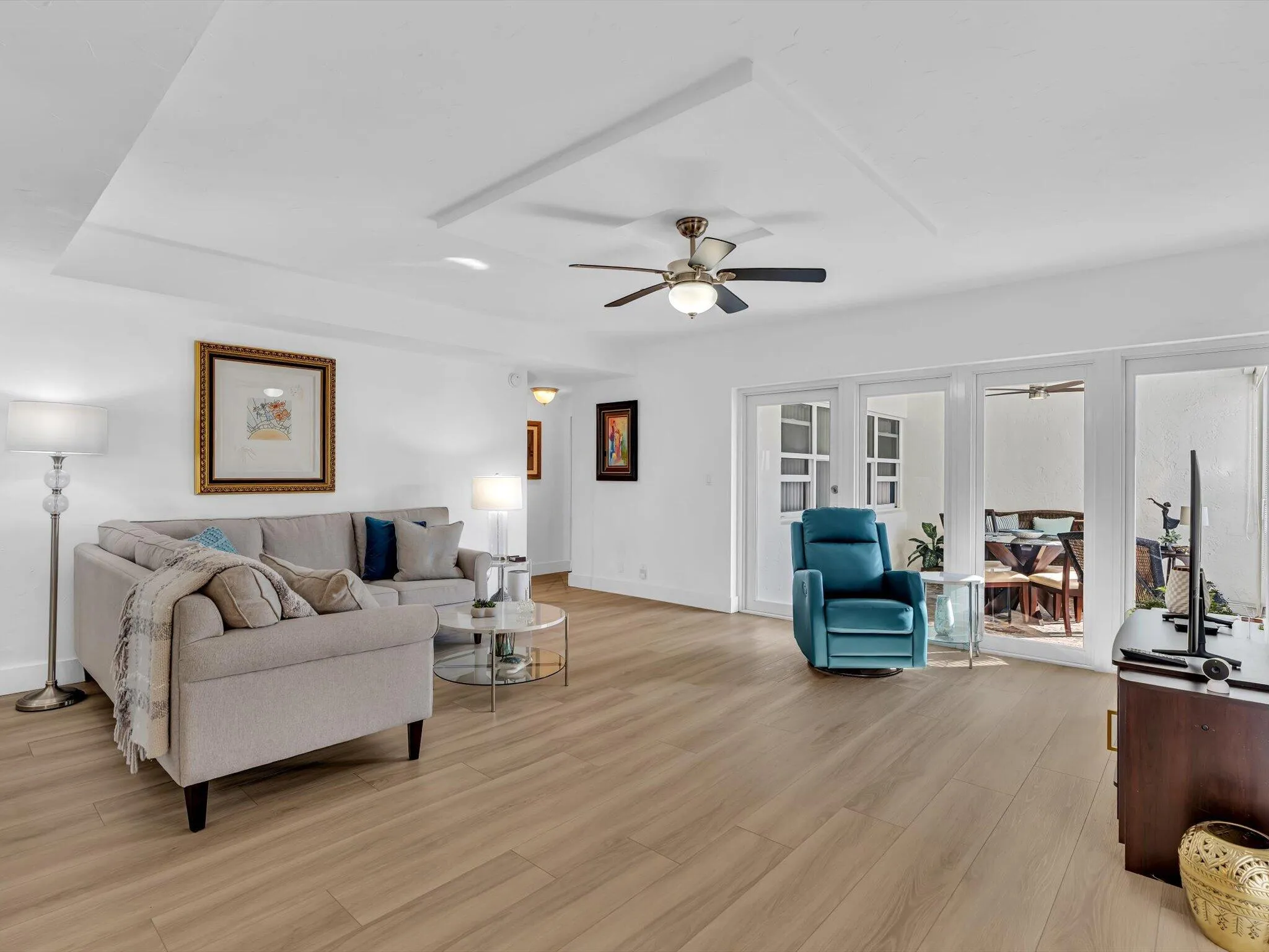 Spacious living rom
