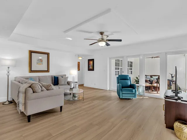Spacious living rom