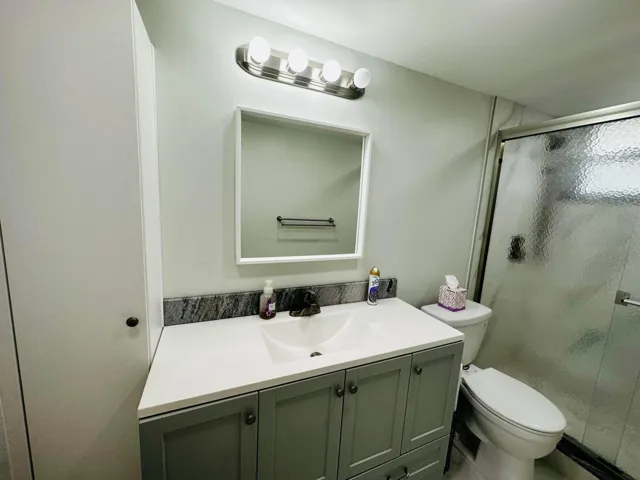 Main bathroom (when vacant)