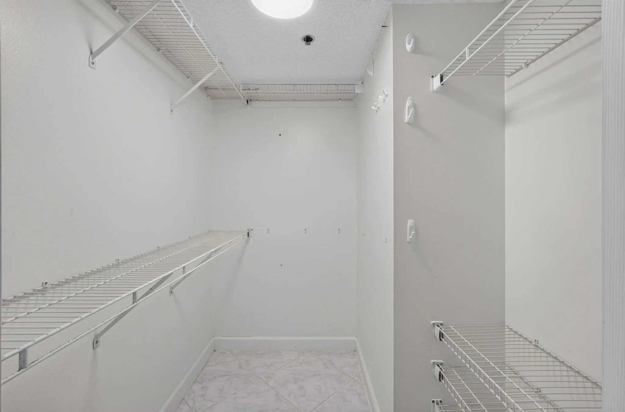 WALK IN CLOSETS