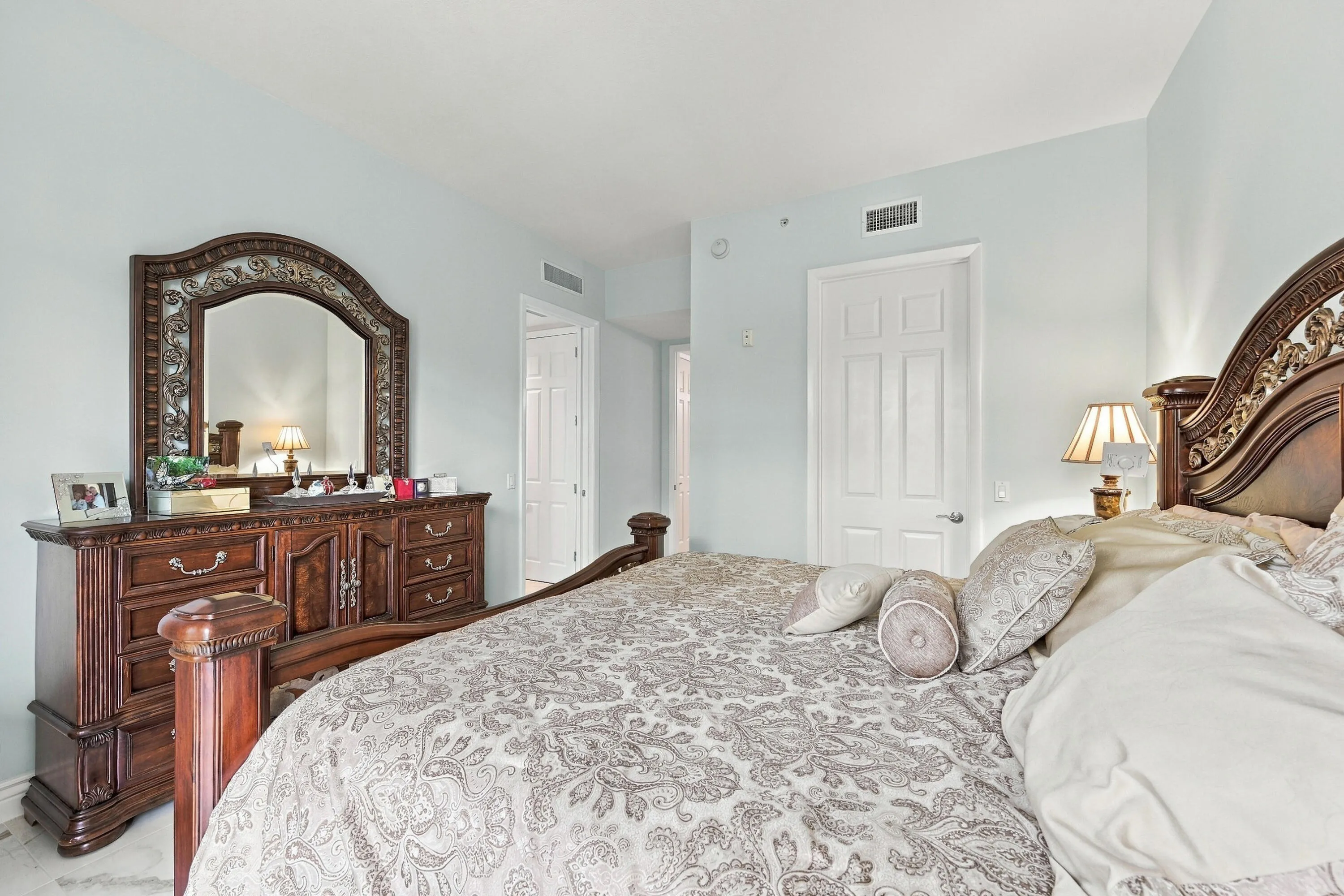 17_primary bedroom