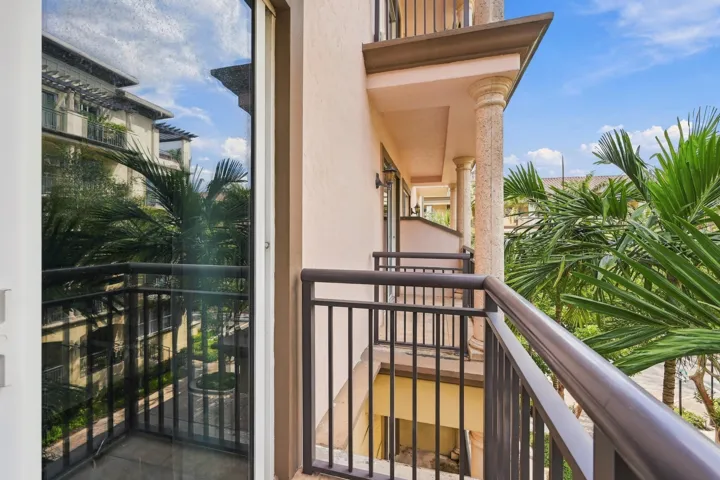 32_balcony