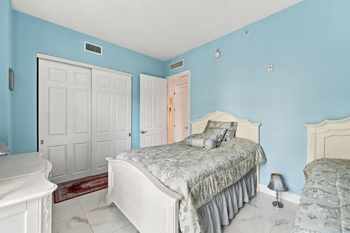 23_bedroom