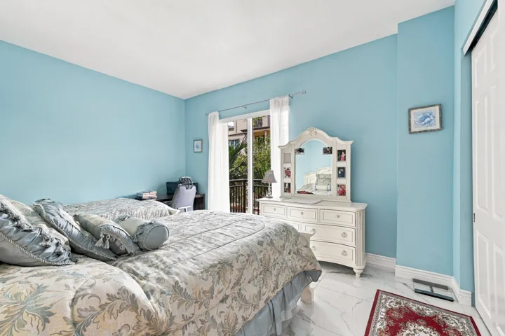 22_bedroom