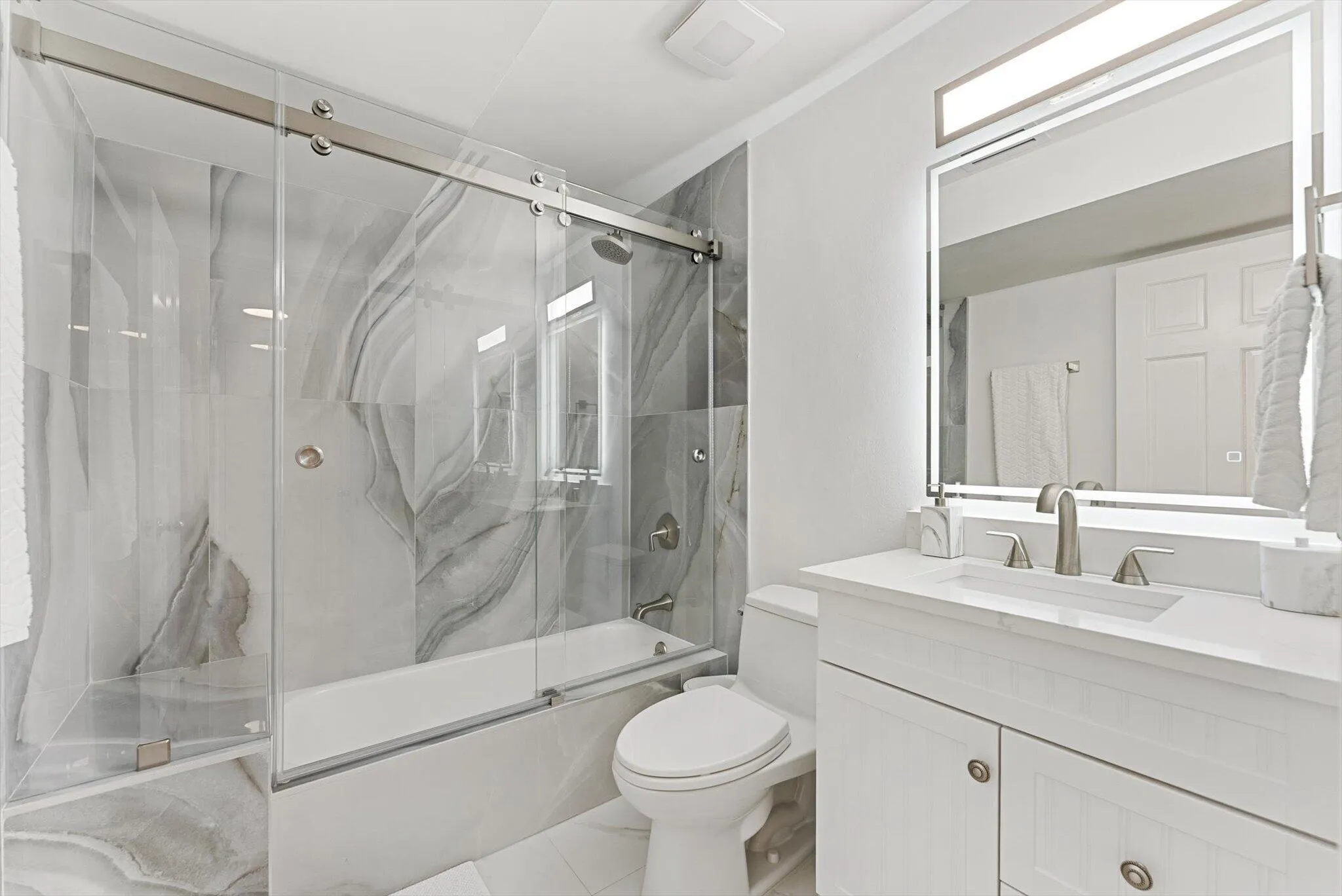Stylishly renovated 2nd bathroom/tub/shower