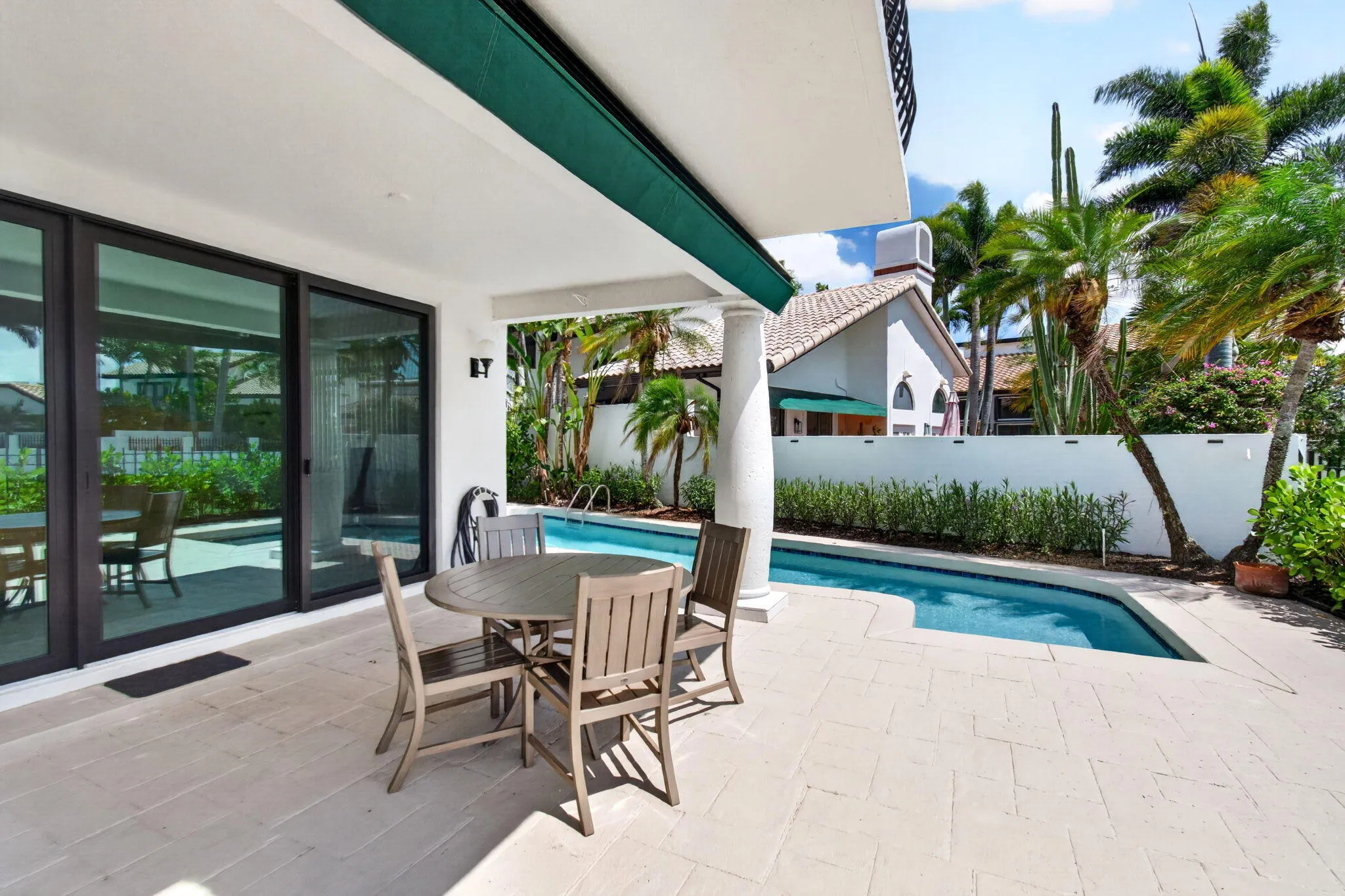 Oudoors Eating Area by the Pool
