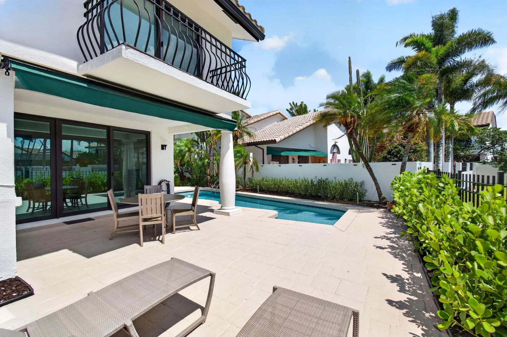 Oudoors Eating Area by the Pool