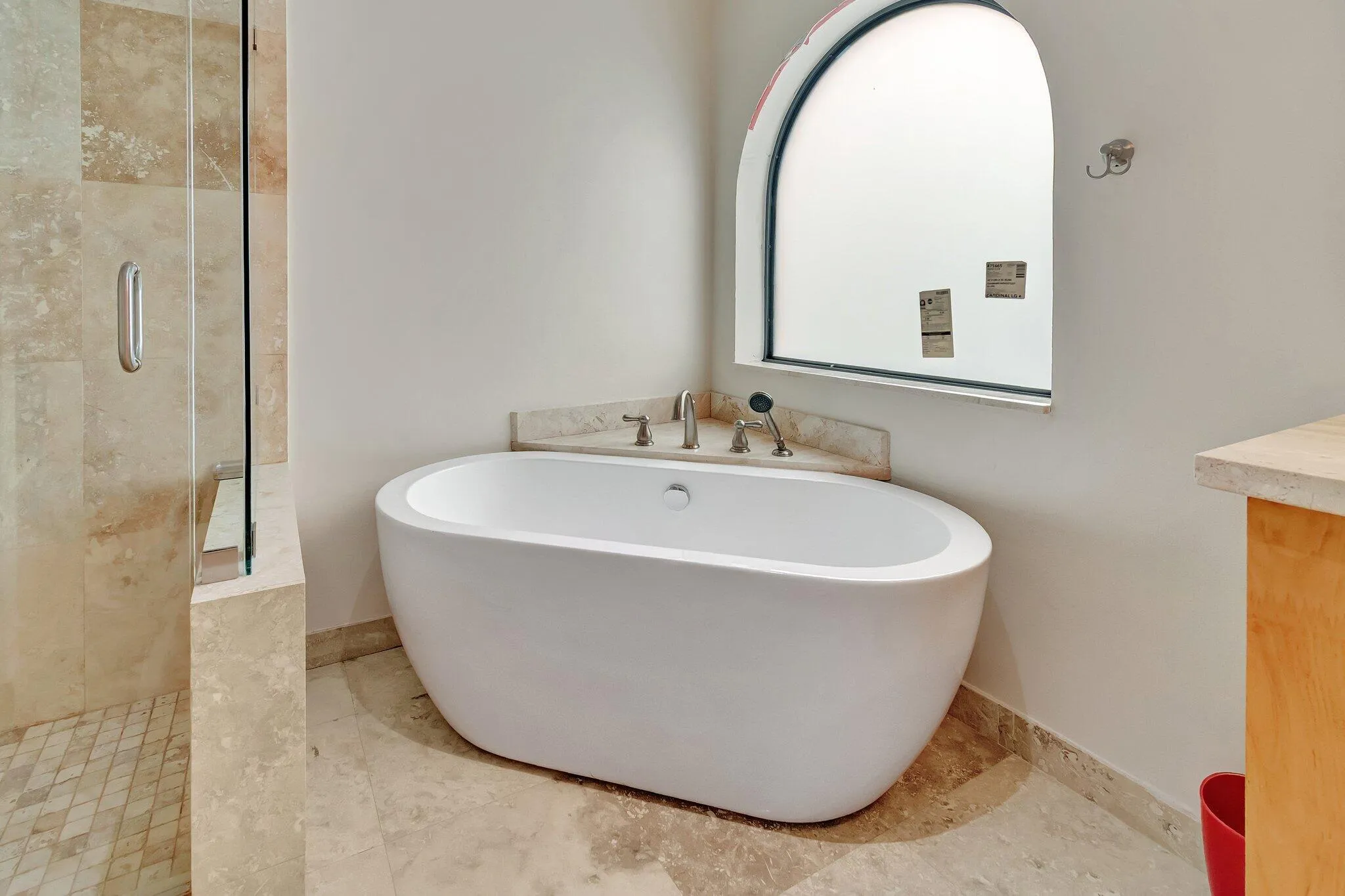 Primary Bathroom/ Bathtub