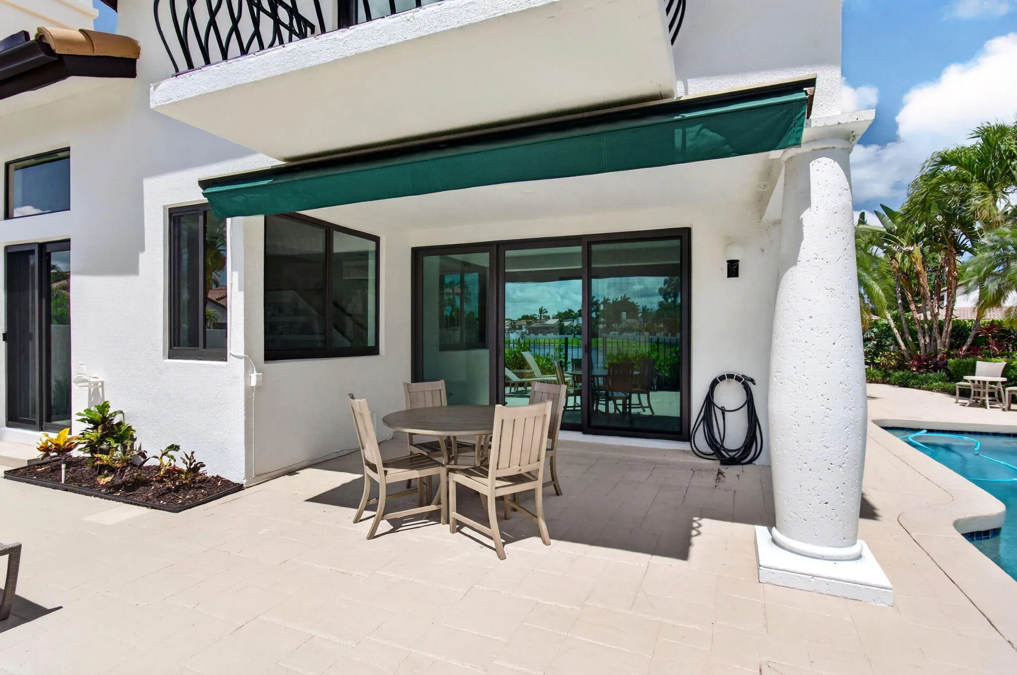 OudoorsRelEating Area by the Pool