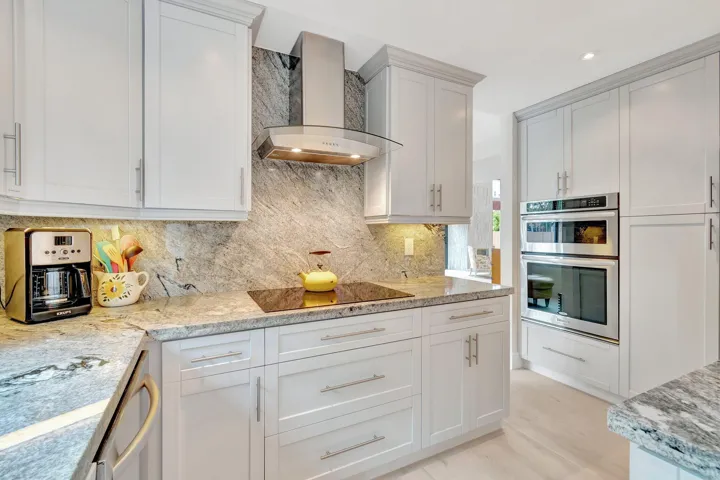Kitchen / Electric Stove