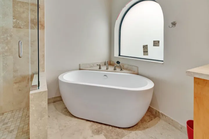 Primary Bathroom/ Bathtub