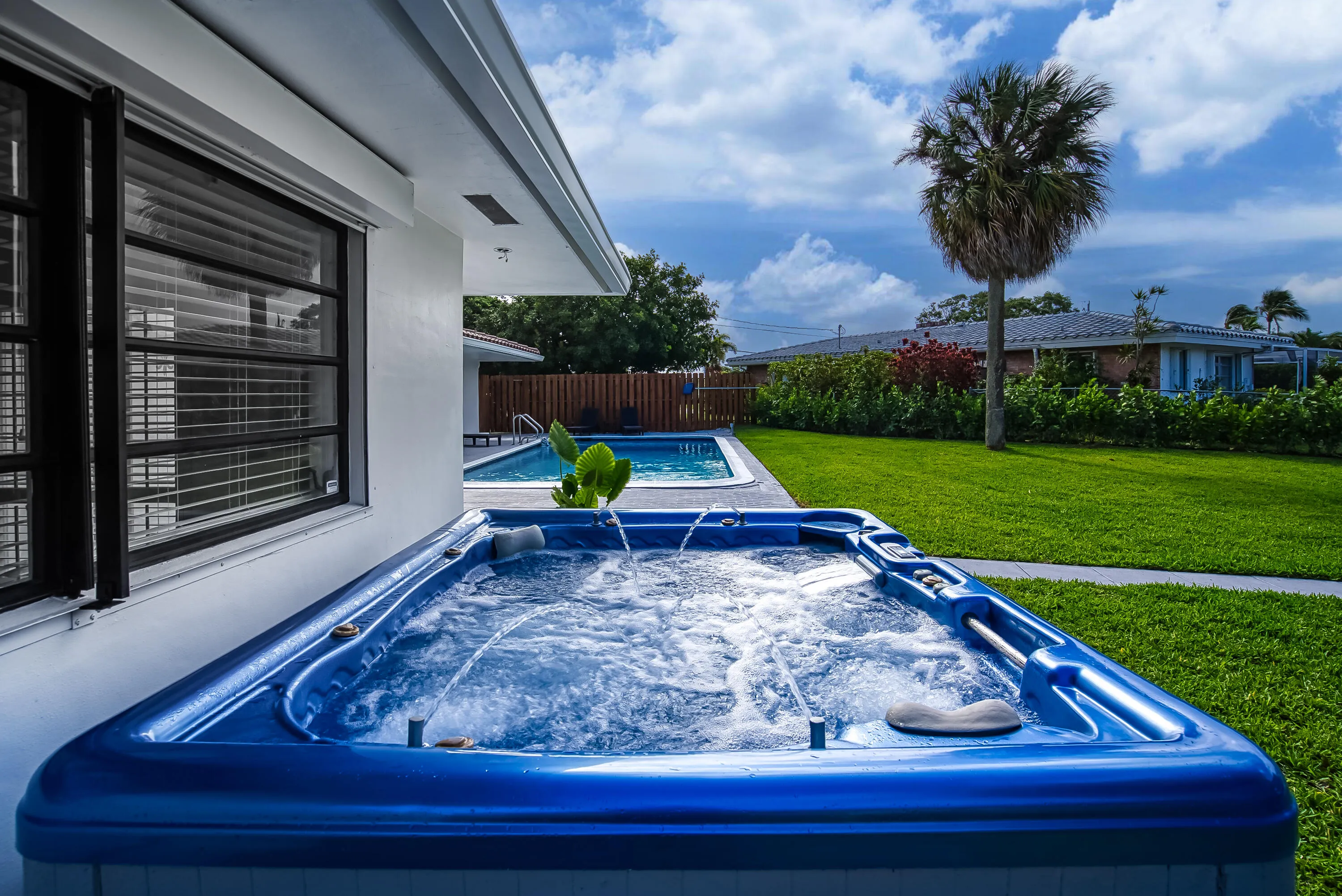 Outdoor spa with integrated jets