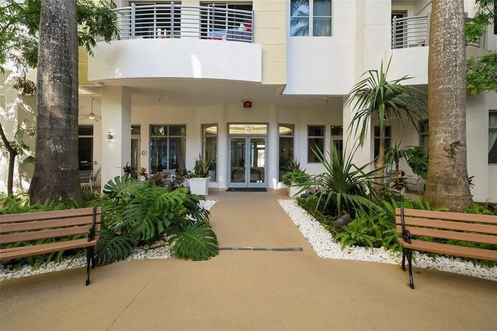 Resort-Style Courtyard