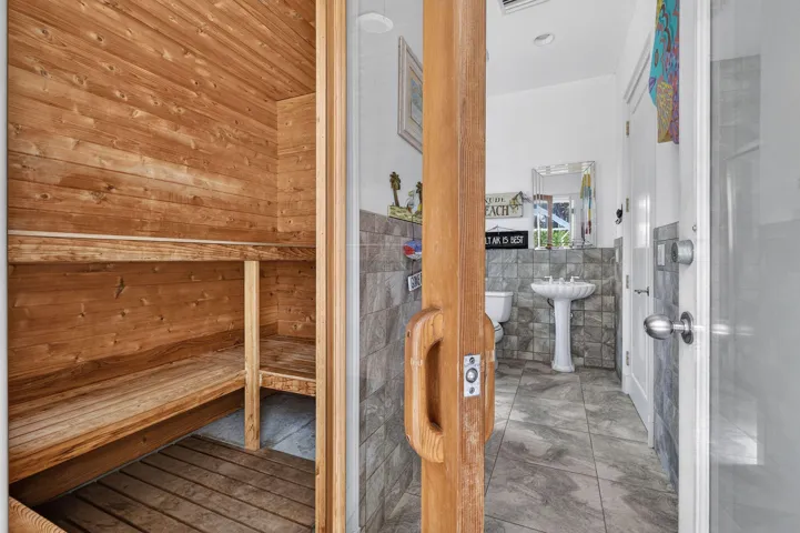 Sauna & full bath with shower