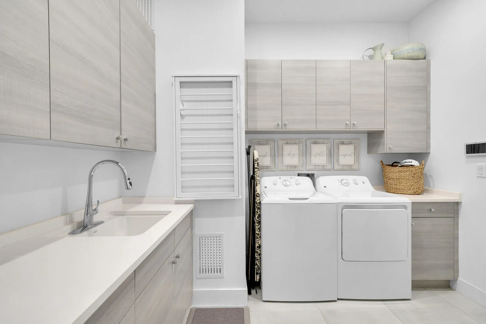 LARGE W/ UPPER CABINETS