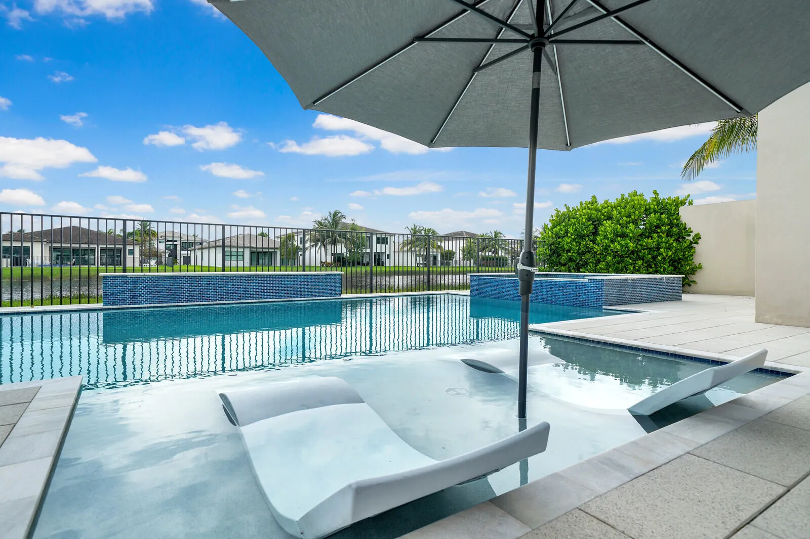 POOL W/ SPA