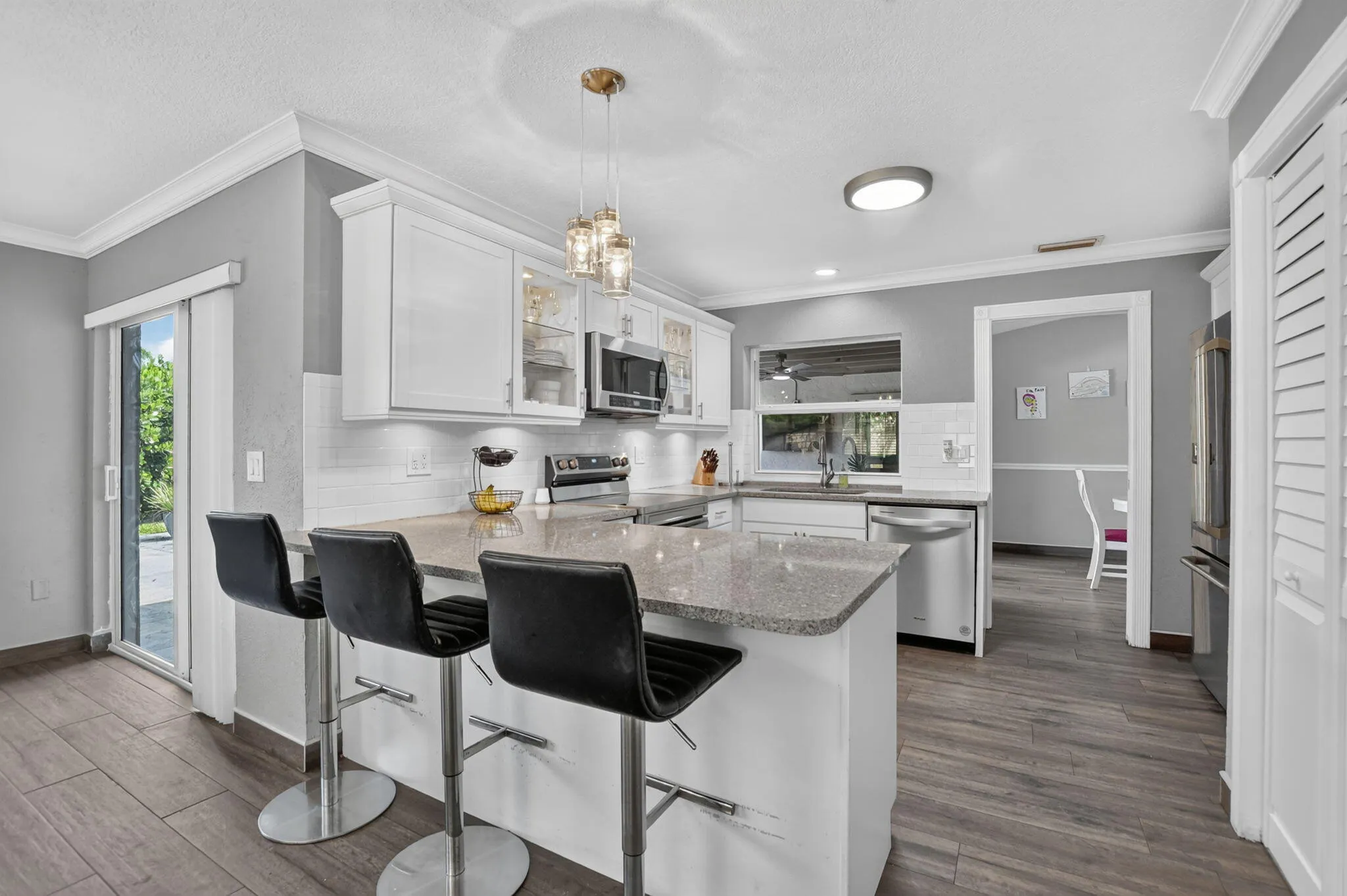 Eat in Kitchen w Bar stool seating