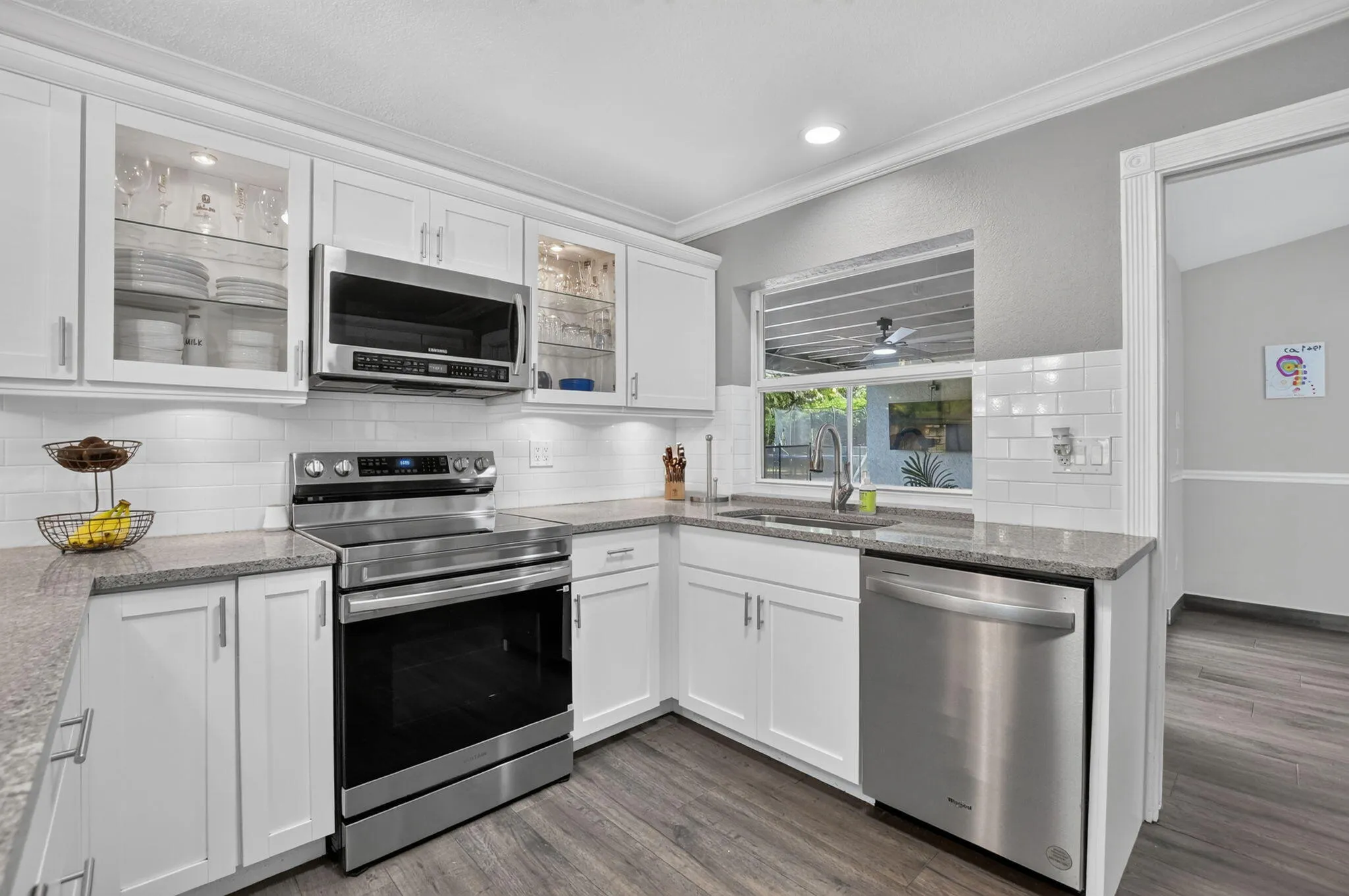 Ultra Modern, new appliances, granite counters