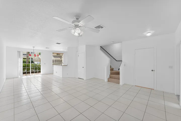 015-11031PeriwinkleLane-Tamarac-FL-33321