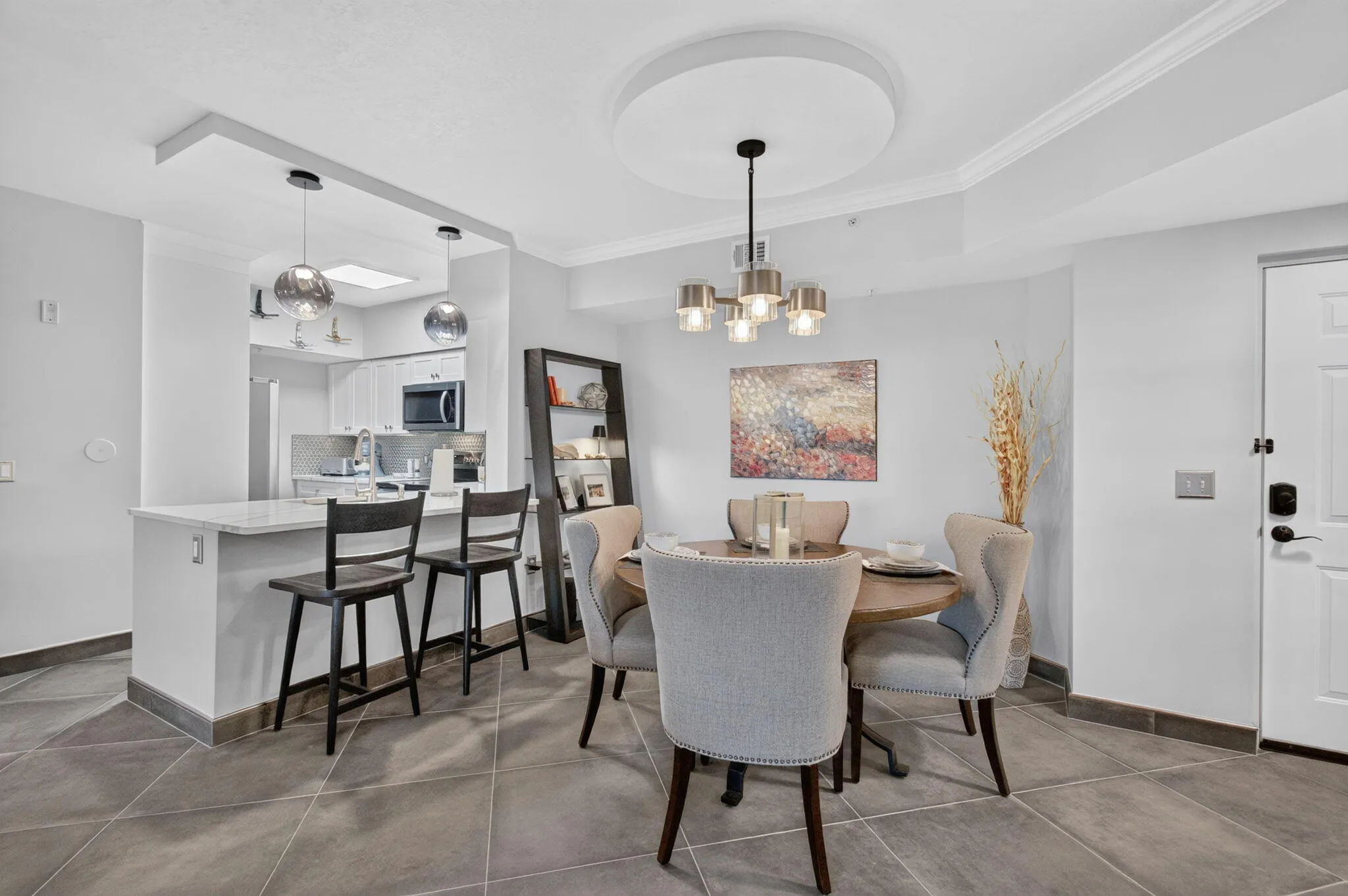 DINING ROOM/KITCHEN OVERVIEW