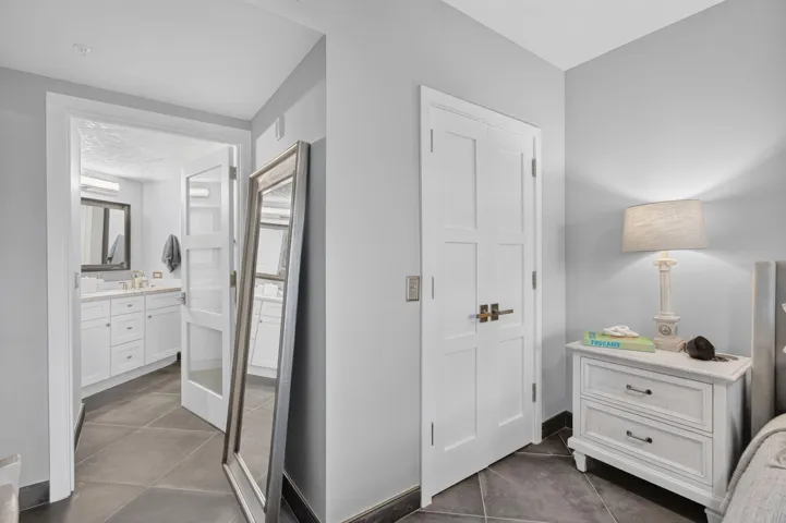 ENTRY TO ENSUITE
