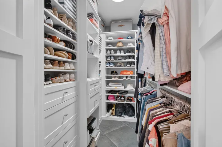 CUSTOM WALK IN CLOSET