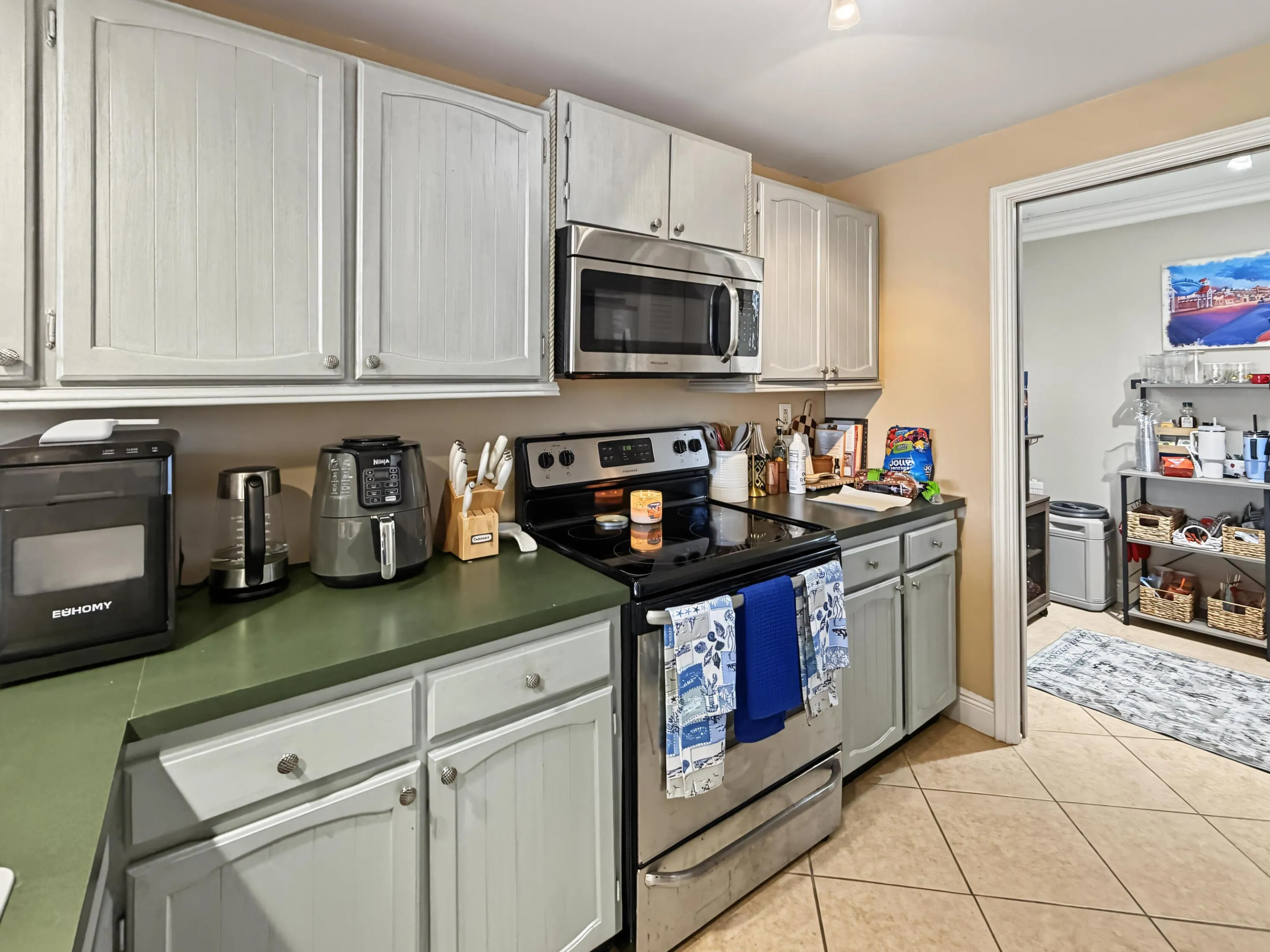 Kitchen and Breakfast/Coffee Nook