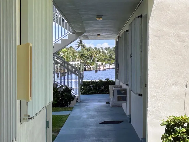 INTRACOASTAL STEPS FROM FRONT DOOR