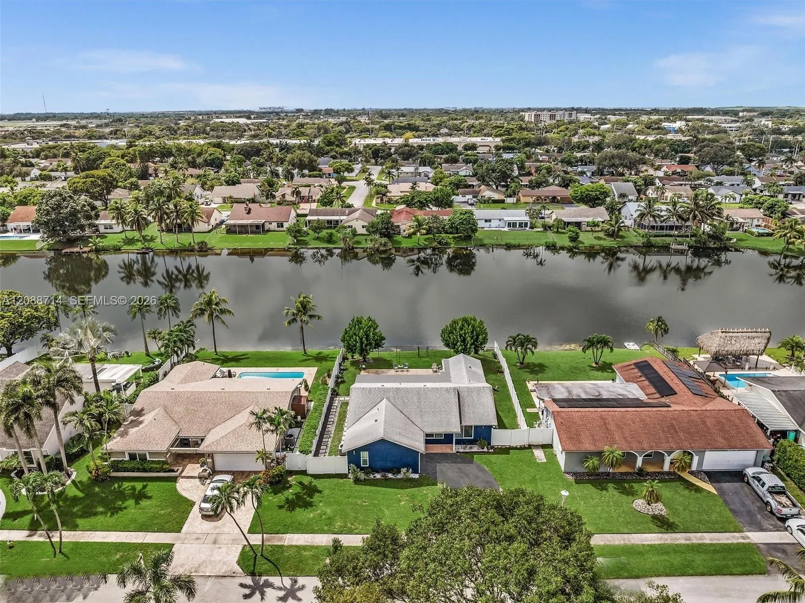 Double gate on right side on home - perfect for RV/boat parking