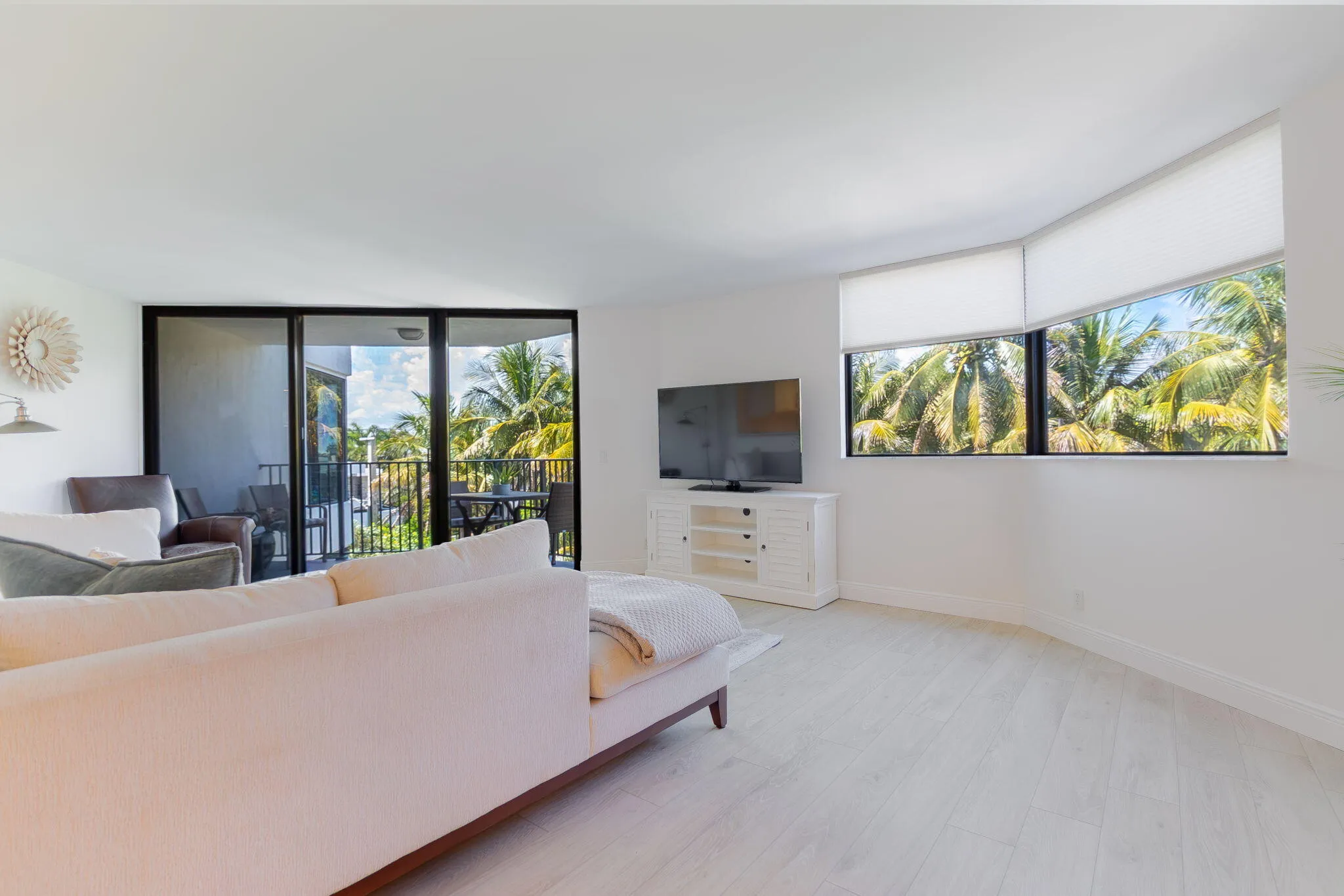OPEN MAIN LIVING AREA