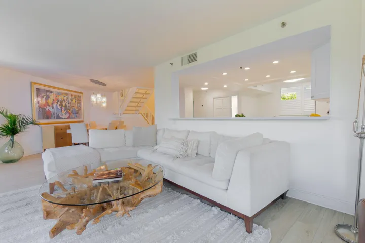 MAIN LIVING ROOM