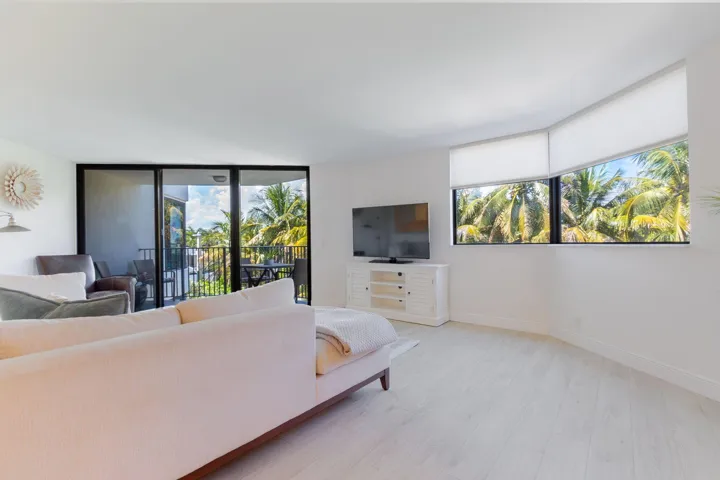OPEN MAIN LIVING AREA
