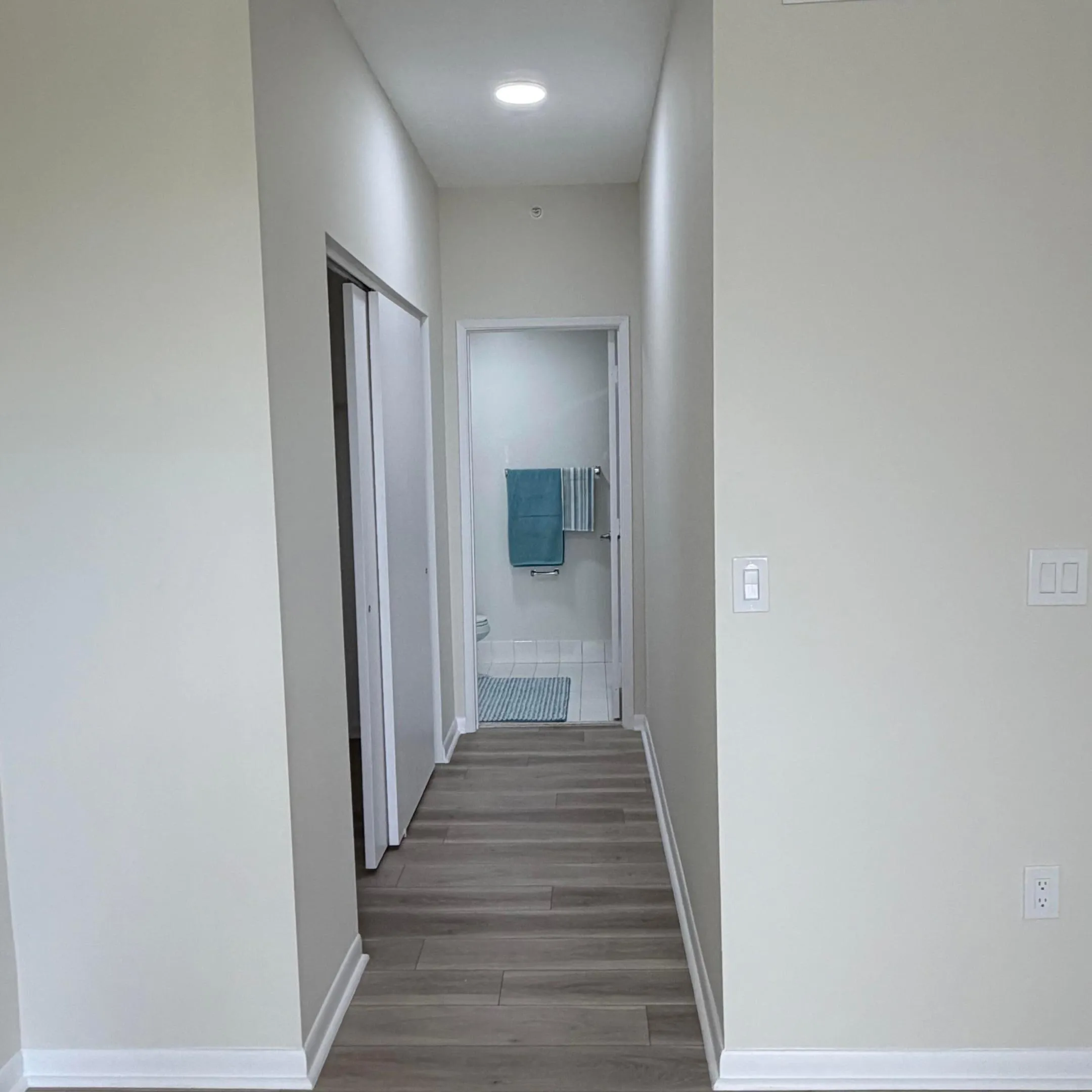 Primary Bed/Hallway