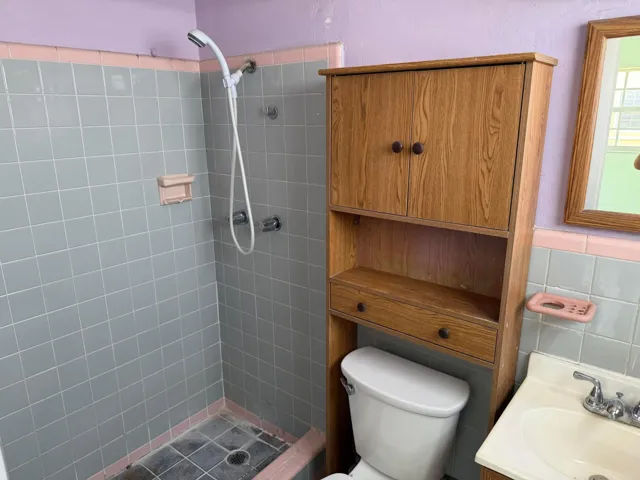 Primary Berdroom's Bahroom. Shower with tiled walls and a handheld shower fixture