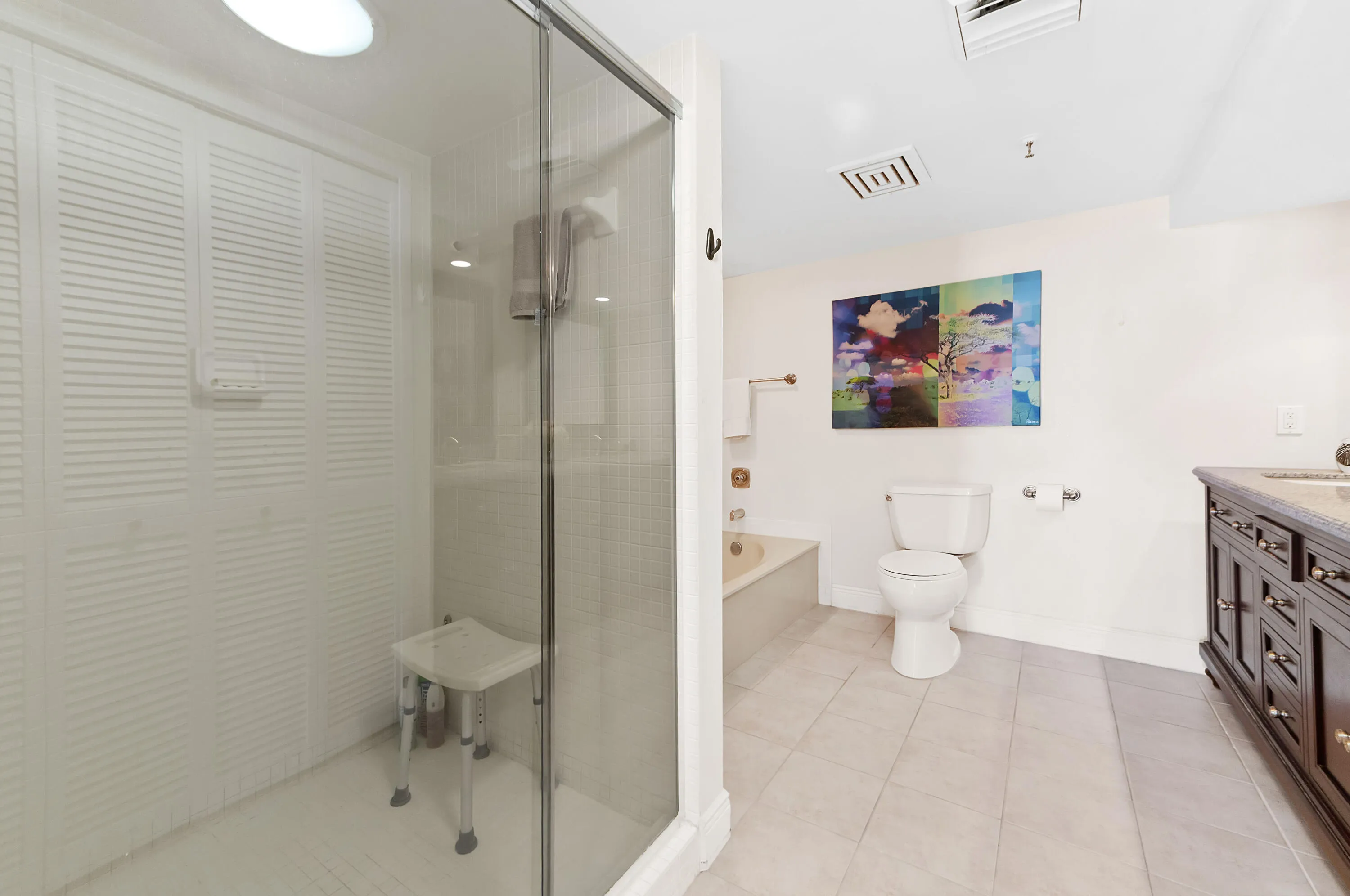 17 Bathroom 01