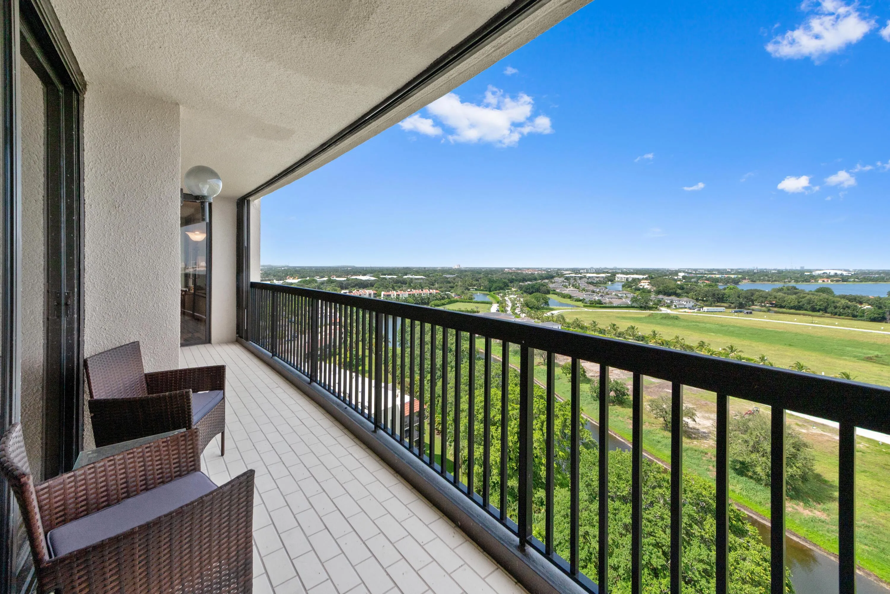29 Balcony 03