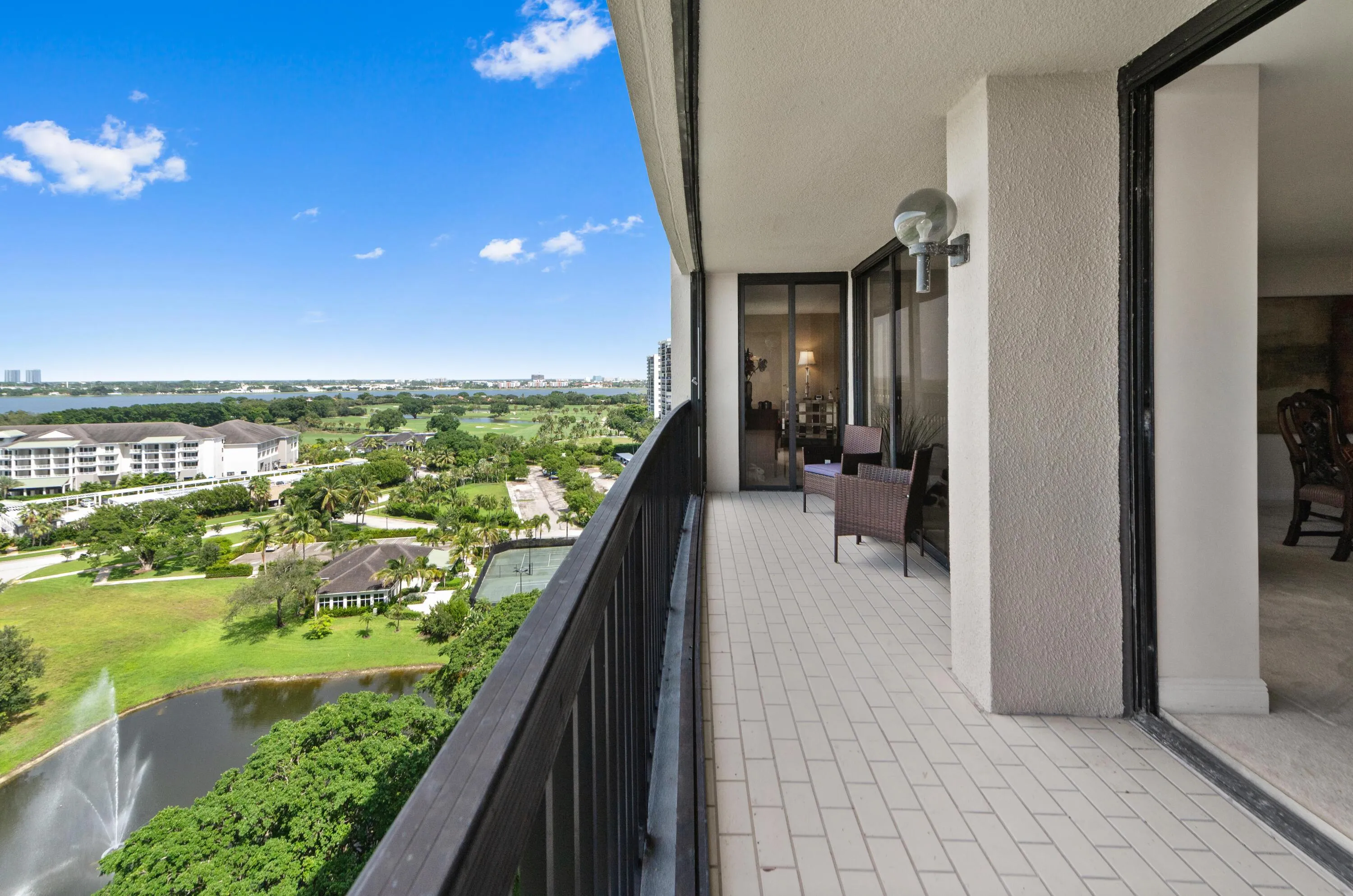 27 Balcony 01