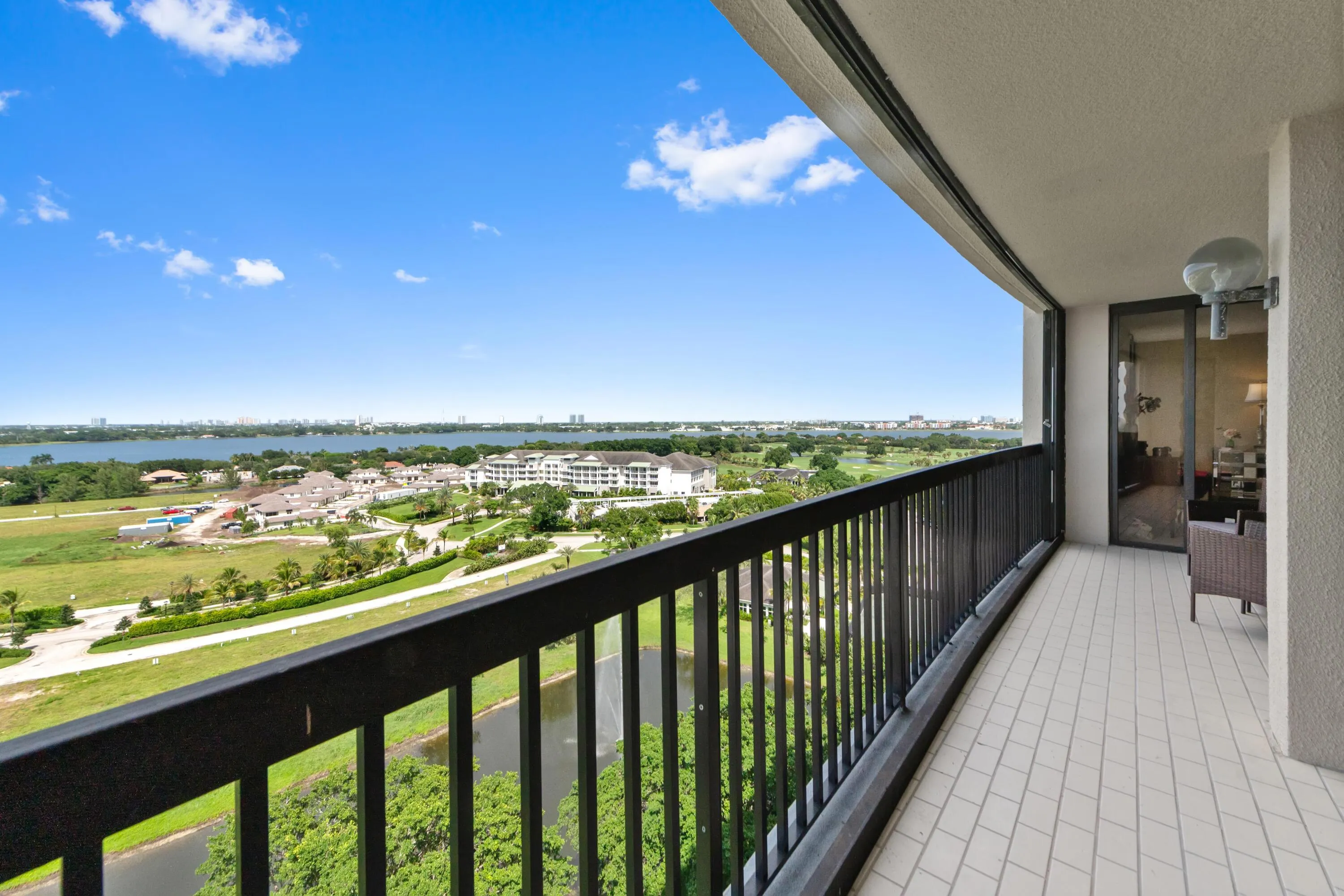 28 Balcony 02