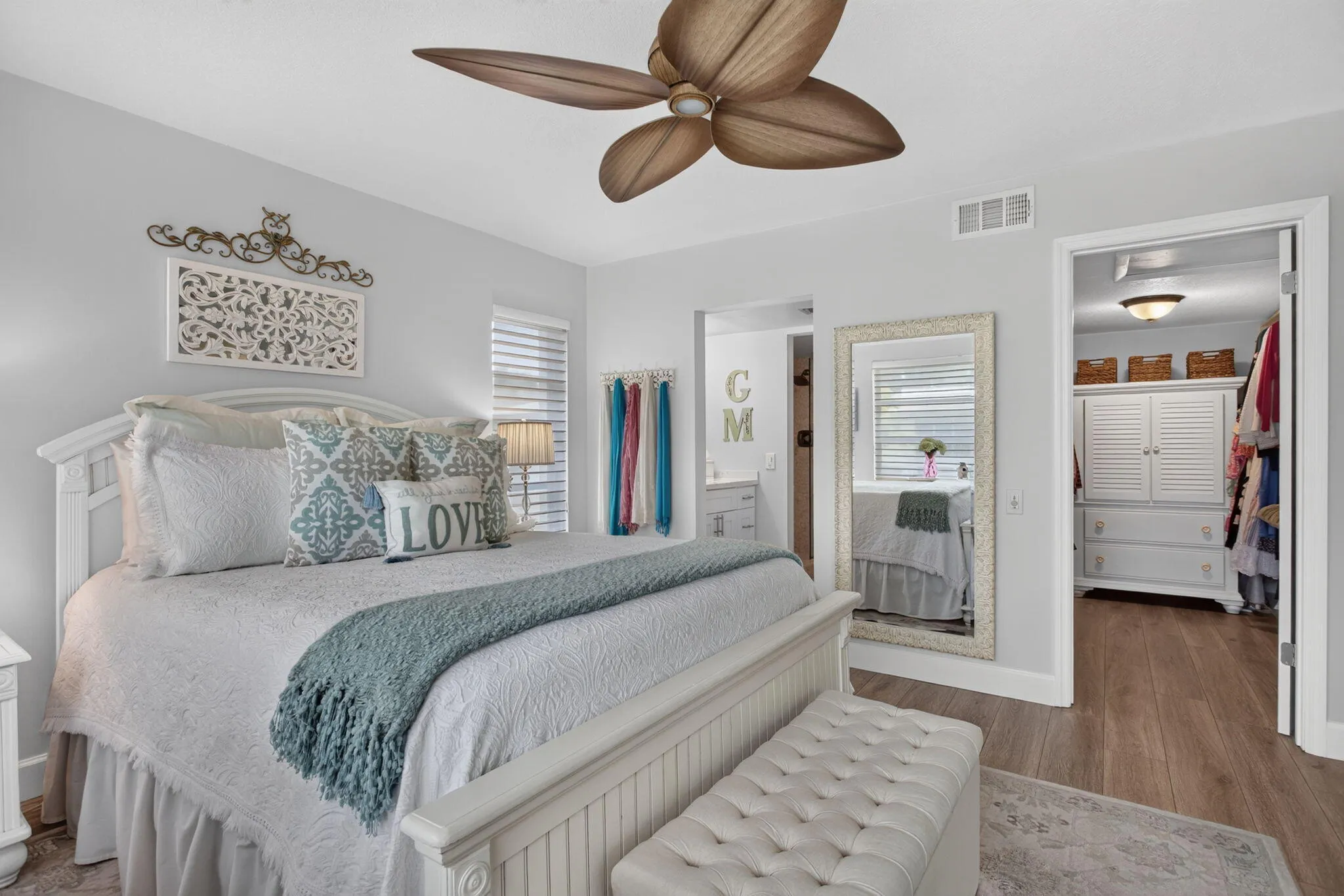 MAIN BEDROOM