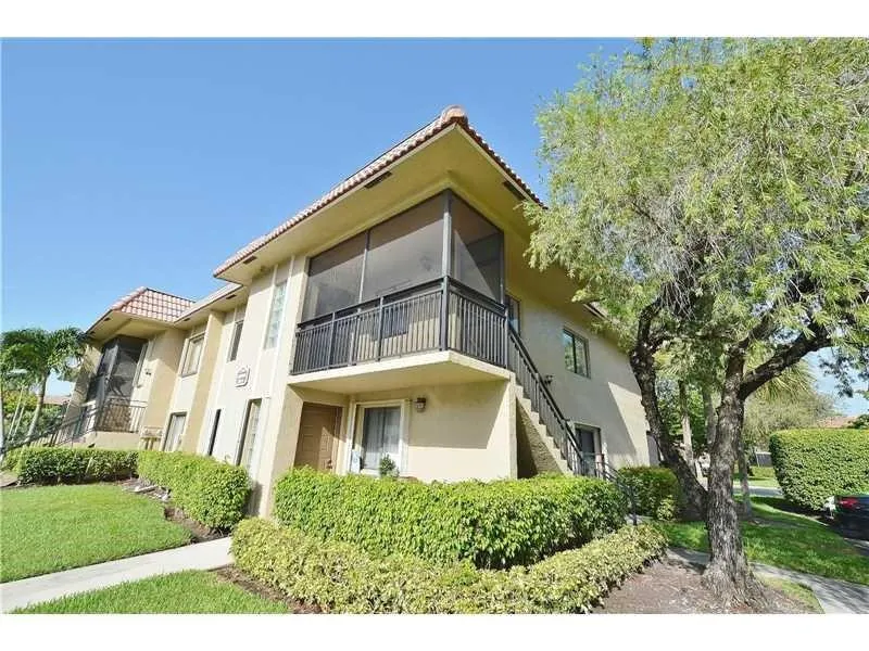 Welcome home to Weston, enjoy a maintaince free lifestyle in this beautifully updated 2/2/ condo!