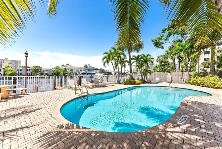 Pool Middle River Villas