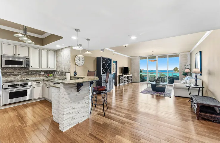 Open Concept w Water View