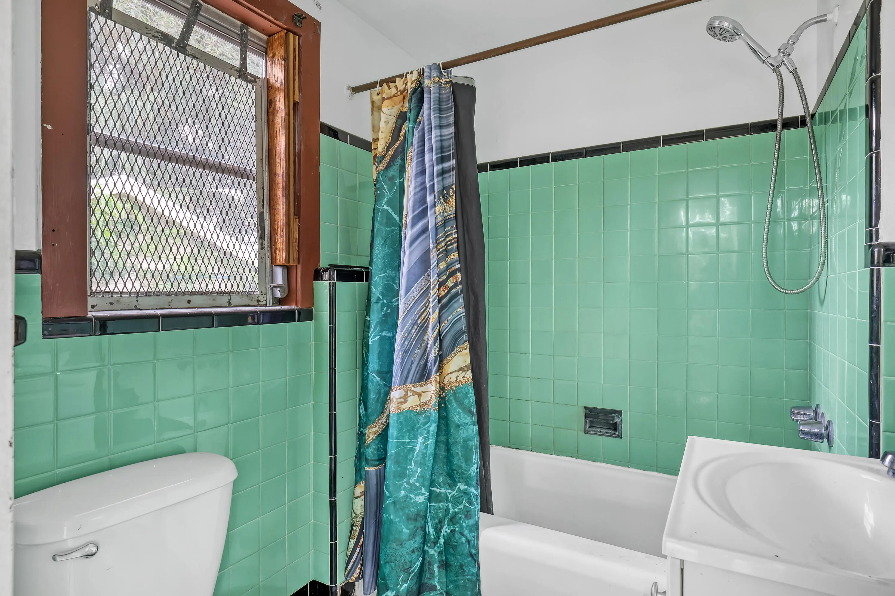 Rear Unit Bathroom