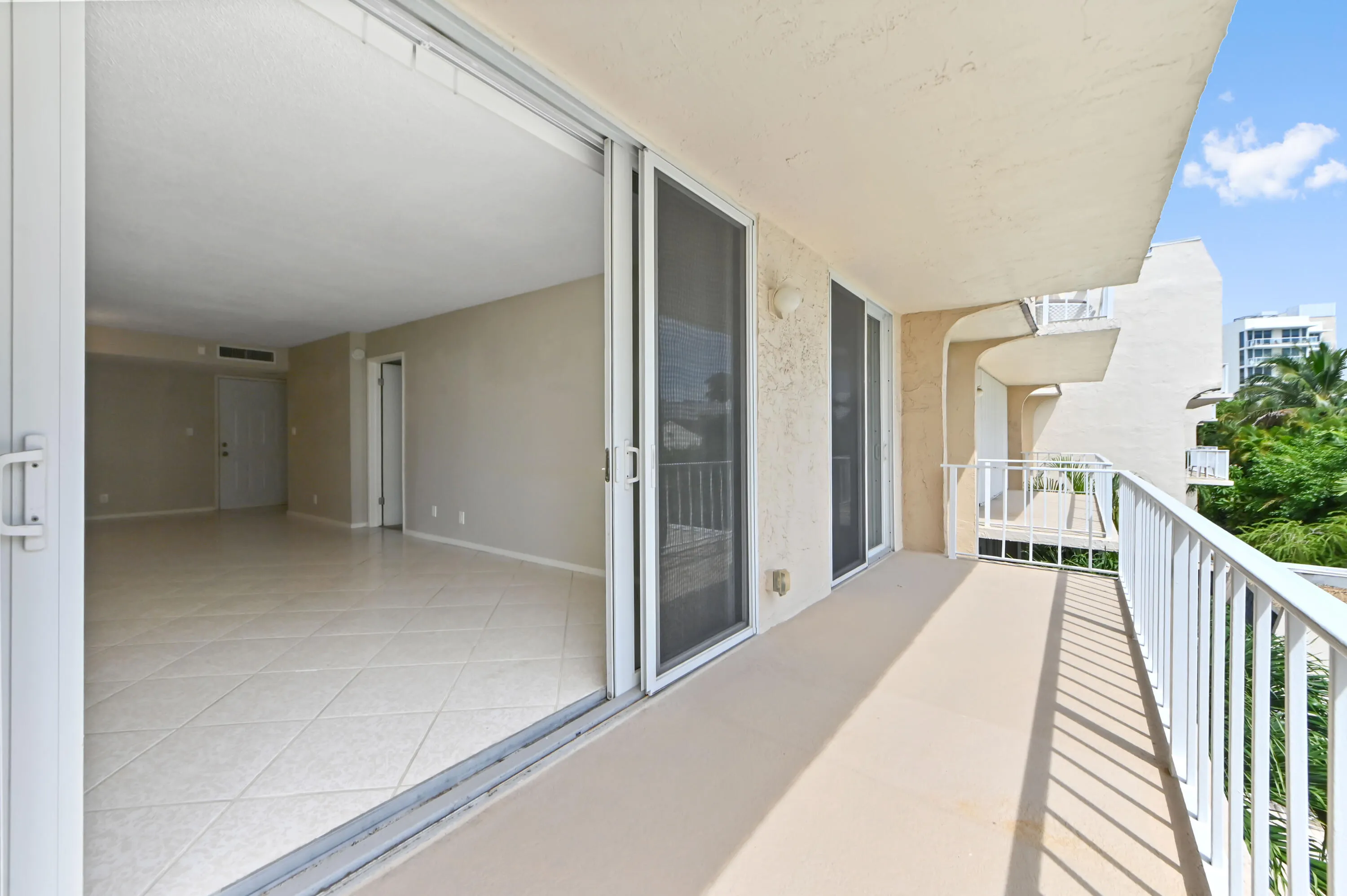 23 balcony 01